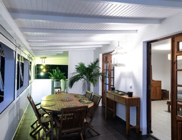 Le salon extérieur couvert